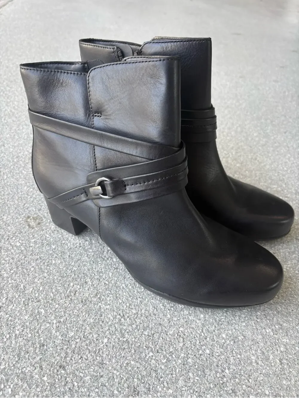 NWOB Clarks Women's block heel Ankle Boots size 11W